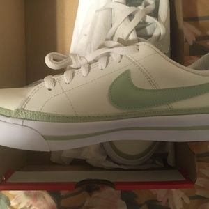 NIB Nike Court Legacy 3.5Y, 5-5.5W, green/white 💚